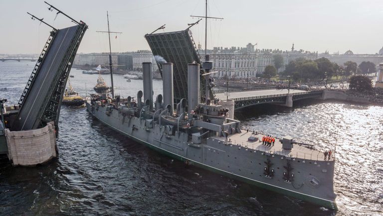 Корабль-музей Аврора во время буксировки в доковый ремонт Корабль-музей Аврора во время буксировки в доковый ремонт