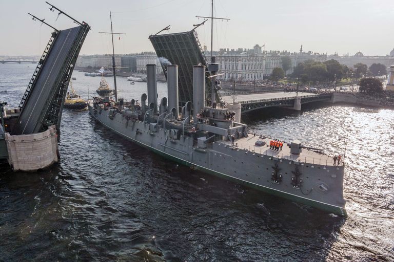 Корабль-музей Аврора во время буксировки в доковый ремонт Корабль-музей Аврора во время буксировки в доковый ремонт