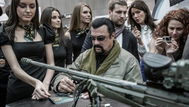 Американский актер Стивен Сигал раздает автографы на международной выставке Оружие и охота Американский актер Стивен Сигал раздает автографы на международной выставке Оружие и охота