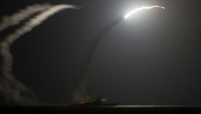Ракетный крейсер ВМС США запускает ракету по позициям ИГ в Сирии 23 сентября 2014