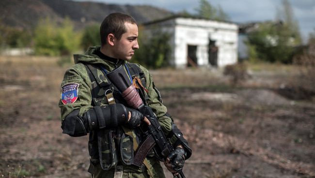 Боец народного ополчения возле места массового захоронения в поселке Нижняя Крынка. Архивное фото