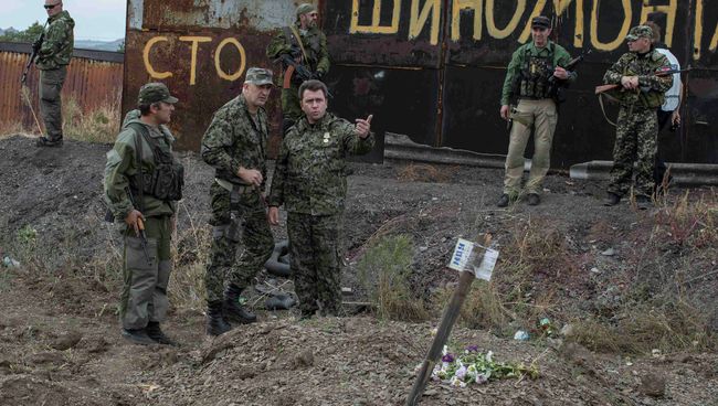 Бойцы народного ополчения возле братской могилы в селе Нижняя Крынка