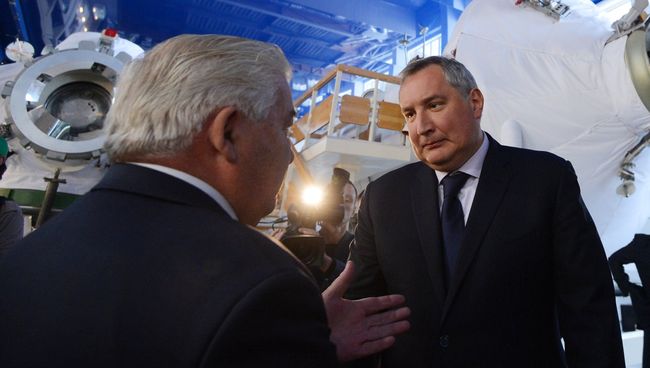 Вице-премьер РФ Дмитрий Рогозин осматривает тренировочные модули в Звездном городке Вице-премьер РФ Дмитрий Рогозин осматривает тренировочные модули в Звездном городке