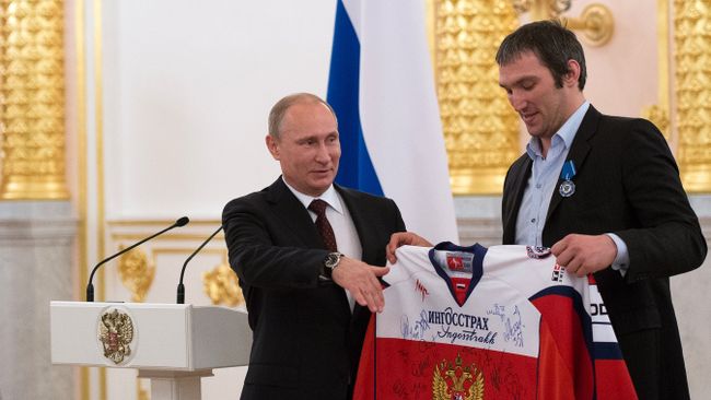 Владимир Путин и Александр Овечкин на церемонии награждения национальной сборной России по хоккею Владимир Путин и Александр Овечкин на церемонии награждения национальной сборной России по хоккею