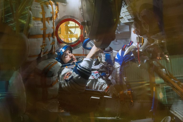 Член основного экипажа транспортного пилотируемого корабля Союз ТМА-14М космонавт Роскосмоса Елена Серова во время осмотра космического корабля Член основного экипажа транспортного пилотируемого корабля Союз ТМА-14М космонавт Роскосмоса Елена Серова во время осмотра космического корабля