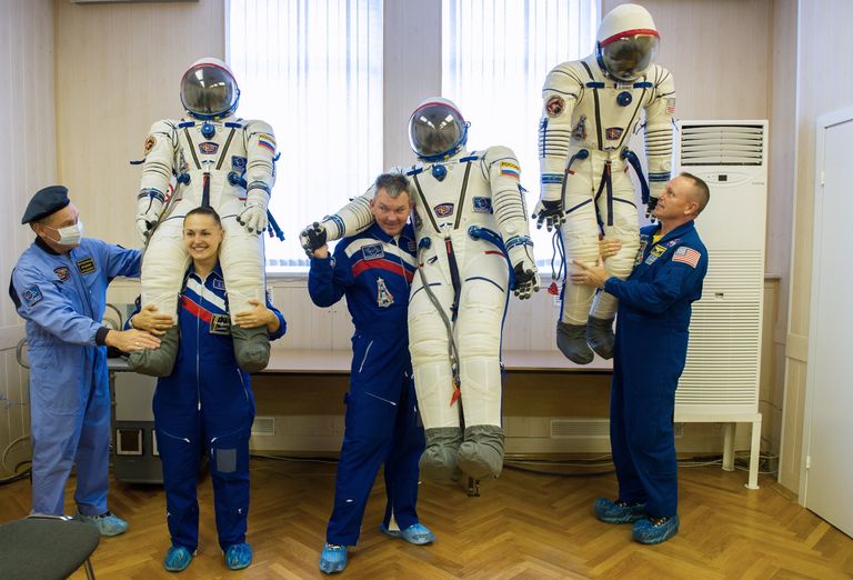 Члены основного экипажа транспортного пилотируемого корабля Союз ТМА-14М астронавт НАСА Барри Уилмор, космонавты Роскосмоса Александр Самокутяев и Елена Серова (справа налево) после примерки скафандров Члены основного экипажа транспортного пилотируемого корабля Союз ТМА-14М астронавт НАСА Барри Уилмор, космонавты Роскосмоса Александр Самокутяев и Елена Серова (справа налево) после примерки скафандров