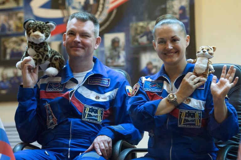 Космонавты Роскосмоса Александр Самокутяев и Елена Серова на пресс-конференции перед запуском РН Союз-ФГ с транспортным пилотируемым кораблем (ТПК) Союз ТМА-14М на космодроме Байконур Космонавты Роскосмоса Александр Самокутяев и Елена Серова на пресс-конференции перед запуском РН Союз-ФГ с транспортным пилотируемым кораблем (ТПК) Союз ТМА-14М на космодроме Байконур