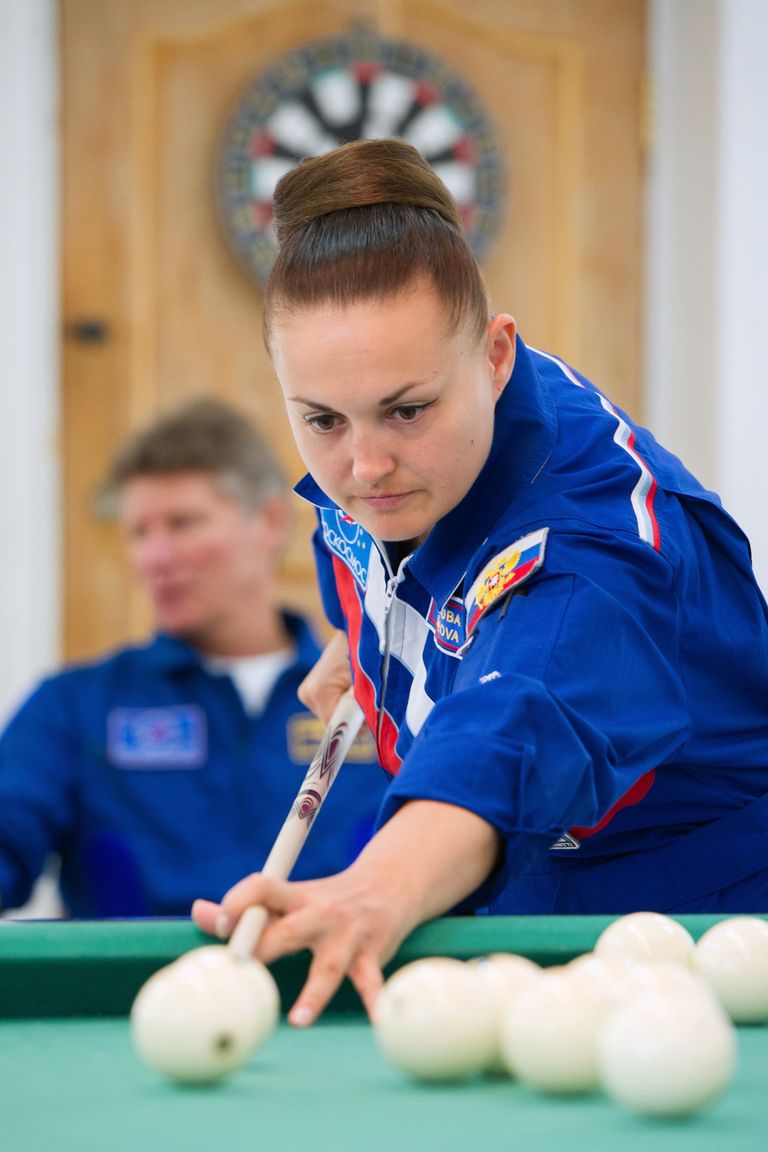 Член основного экипажа транспортного пилотируемого корабля Союз ТМА-14М, космонавт Роскосмоса Елена Серова играет в бильярд на космодроме Байконур Член основного экипажа транспортного пилотируемого корабля Союз ТМА-14М, космонавт Роскосмоса Елена Серова играет в бильярд на космодроме Байконур