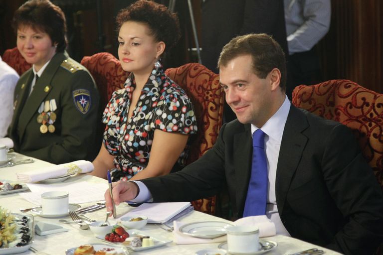 Президент России Дмитрий Медведев во время встречи с женщинами-представительницами неженских профессий в гостевой резиденции в Барвихе, 2009 год Президент России Дмитрий Медведев во время встречи с женщинами-представительницами неженских профессий в гостевой резиденции в Барвихе, 2009 год