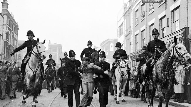 Полиция во время столкновений в Восточном Лондоне, 4 октября 1936 года Полиция во время столкновений в Восточном Лондоне, 4 октября 1936 года