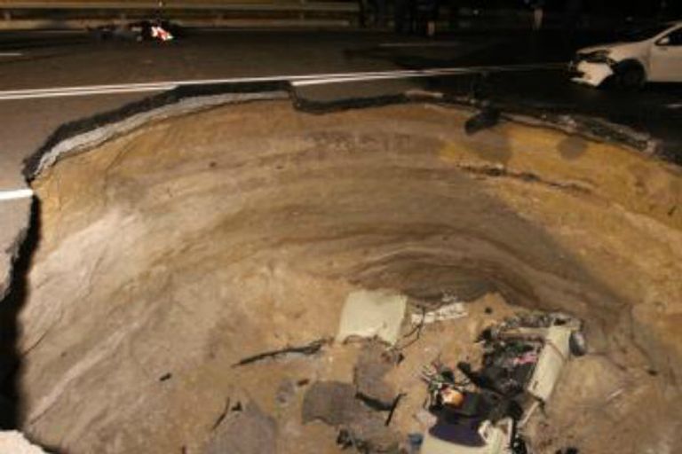 На месте обвала дорожного полотна в Симферополе На месте обвала дорожного полотна в Симферополе