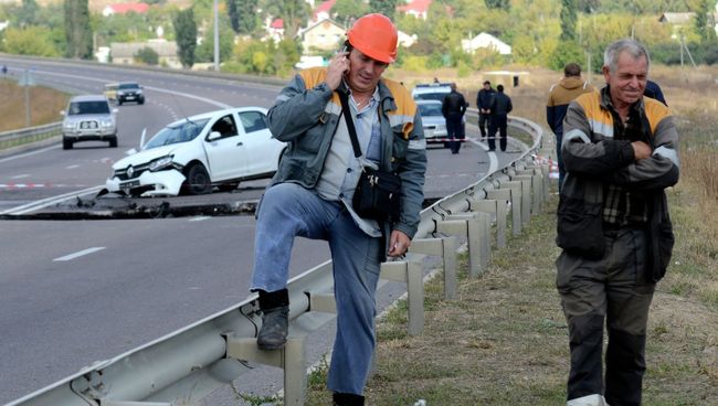 Место обвала грунта на участке автодороги, соединяющей Евпаторийское и Николаевское шоссе у Симферополя Место обвала грунта на участке автодороги, соединяющей Евпаторийское и Николаевское шоссе у Симферополя