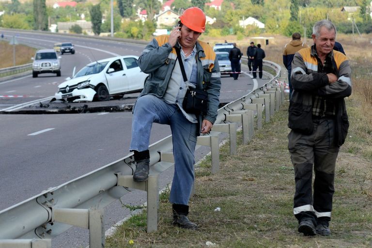 Место обвала грунта на участке автодороги, соединяющей Евпаторийское и Николаевское шоссе у Симферополя Место обвала грунта на участке автодороги, соединяющей Евпаторийское и Николаевское шоссе у Симферополя