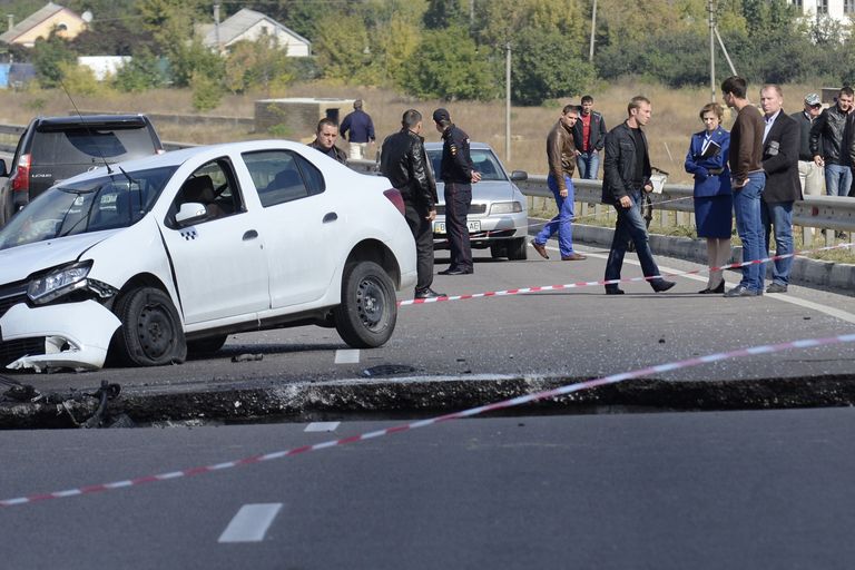 Прокурор Республики Крым Наталья Поклонская на месте обвала грунта на участке автодороги, соединяющей Евпаторийское и Николаевское шоссе у Симферополя Прокурор Республики Крым Наталья Поклонская на месте обвала грунта на участке автодороги, соединяющей Евпаторийское и Николаевское шоссе у Симферополя