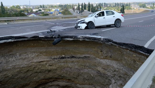 Обвал грунта на участке автотрассы в Крыму. Архивное фото Обвал грунта на участке автотрассы в Крыму. Архивное фото