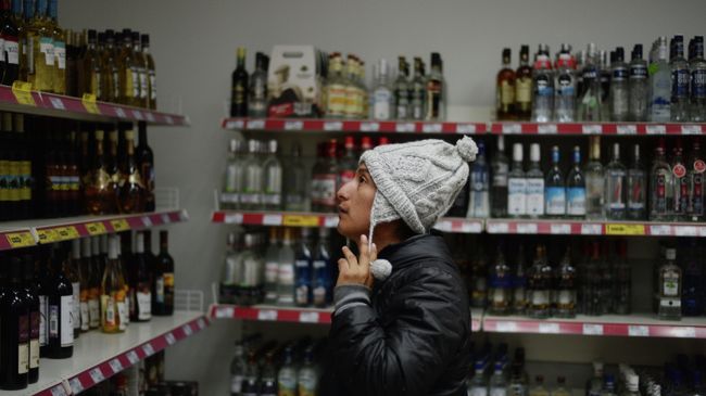 Винный отдел одного из розничных магазинов. Архивное фото Винный отдел одного из розничных магазинов. Архивное фото