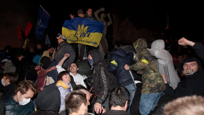 Неизвестные у снесенного памятника Ленину в Харькове