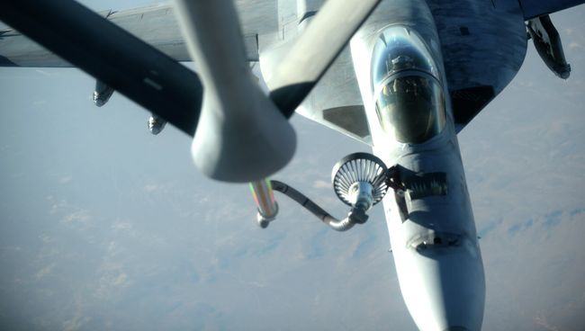 Заправка в воздухе самолета ВВС США F-18E Super Hornet. Архивное фото Заправка в воздухе самолета ВВС США F-18E Super Hornet. Архивное фото