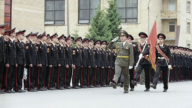 Вынос знамени Московского суворовского военного училища перед строем суворовцев-кадетов во время торжественной церемонии 54-го выпуска учащихся СВУ