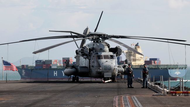 Вертолет на палубе авианосца США Makin Island. Архивное фото