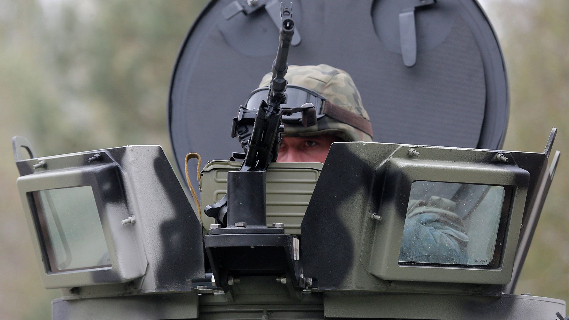 Украинский военнослужащий в башне бронемашины Украинский военнослужащий в башне бронемашины - РИА Новости, 1920, 13.07.2023