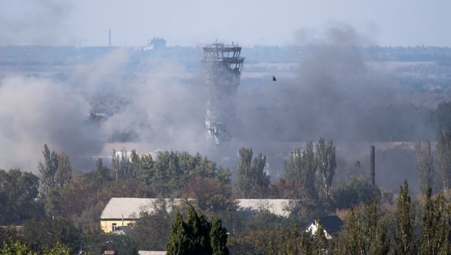 Дым виден над аэропортом Донецка 3 октября 2014 Дым виден над аэропортом Донецка 3 октября 2014