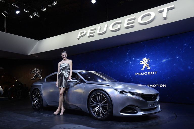 Модель позирует рядом с концепт-каром Peugeot Exalt на Парижском автосалоне Модель позирует рядом с концепт-каром Peugeot Exalt на Парижском автосалоне