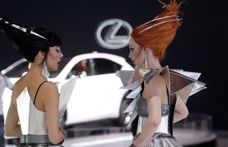 Модели на стенде Lexus на Парижском автосалоне Модели на стенде Lexus на Парижском автосалоне