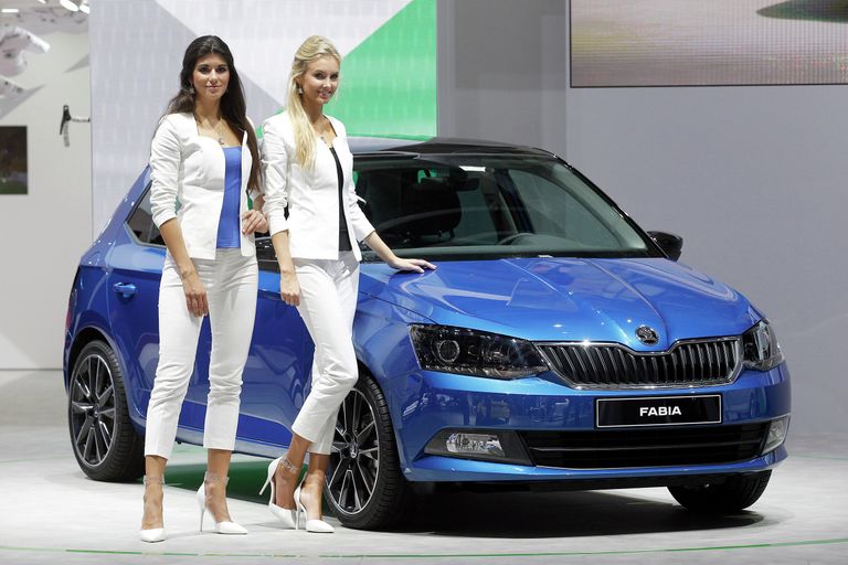 Модели представляют автомобиль Skoda Fabia на Парижском автосалоне Модели представляют автомобиль Skoda Fabia на Парижском автосалоне