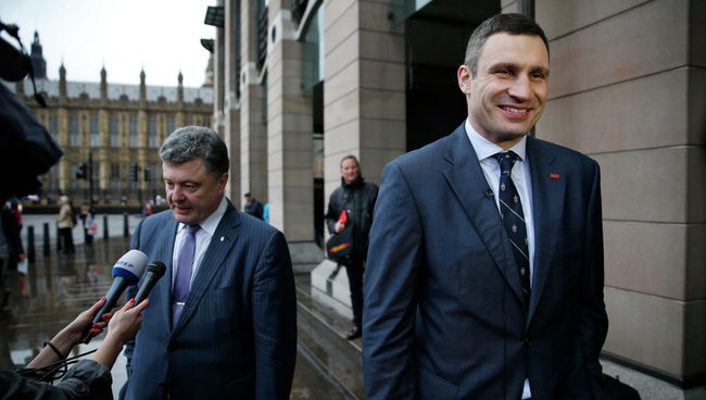 Виталий Кличко и Петр Порошенко на встрече с британскими журналистами. Архивное фото Виталий Кличко и Петр Порошенко на встрече с британскими журналистами. Архивное фото