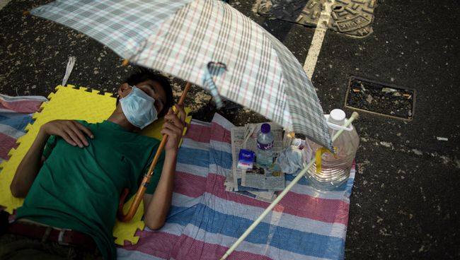 Сторонник протестного движения Occupy Central на митинге в районе Mong Kok в Гонконге Сторонник протестного движения Occupy Central на митинге в районе Mong Kok в Гонконге