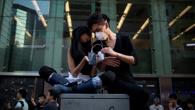 Сторонники протестного движения Occupy Central на митинге в районе Mong Kok в Гонконге Сторонники протестного движения Occupy Central на митинге в районе Mong Kok в Гонконге