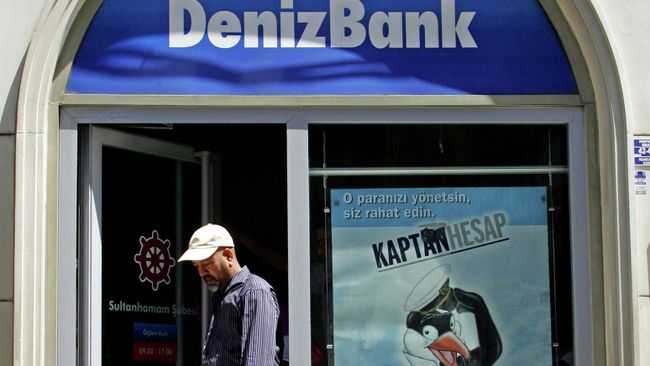 Мужчина выходит из здания DenizBank. Стамбул, Турция. Архивное фото Мужчина выходит из здания DenizBank. Стамбул, Турция. Архивное фото