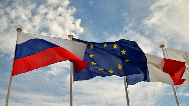 Флаги России, ЕС, Франции и герб Ниццы на набережной Ниццы. Архивное фото