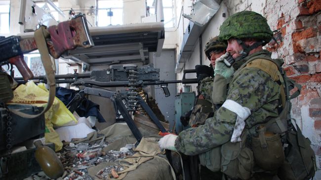 Ополченцы Донецкой народной республики (ДНР) во время боя в районе аэропорта города Донецка Ополченцы Донецкой народной республики (ДНР) во время боя в районе аэропорта города Донецка
