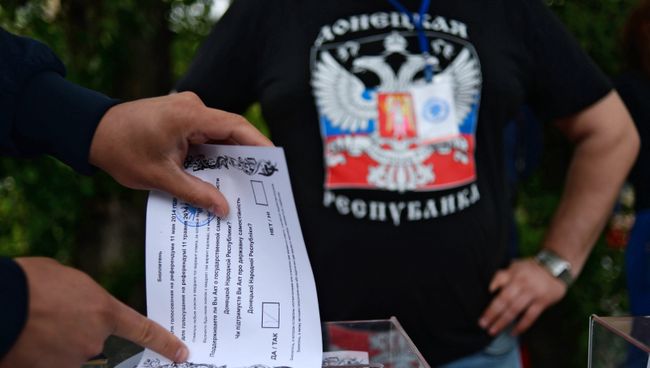 Житель Донбасса голосует на референдуме. Архивное фото Житель Донбасса голосует на референдуме. Архивное фото