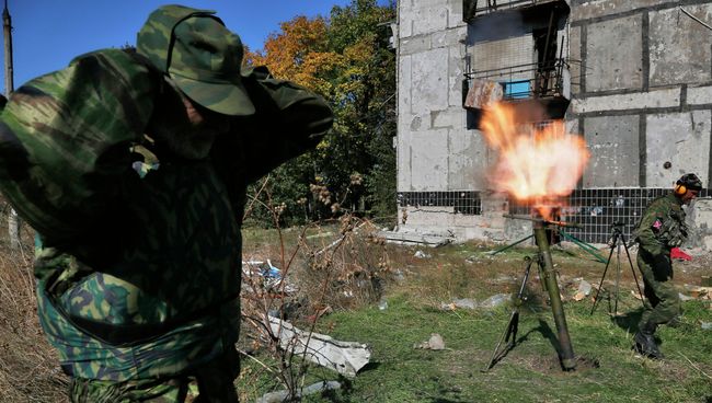 Ополченец ведет огонь по позициям украинских силовиков возле аэропорта Донецка. Архивное фото