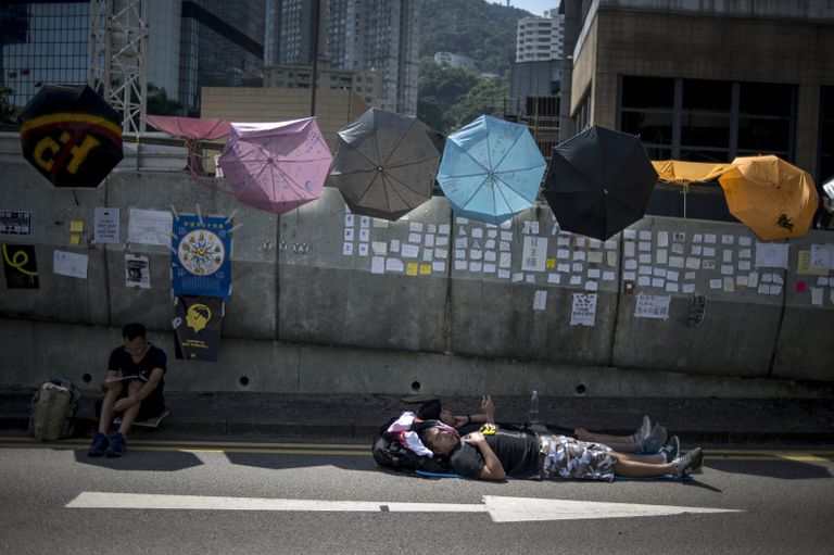 Сторонники протестного движения Occupy Central лежат на проезжей части в районе Admiralty в Гонконге Сторонники протестного движения Occupy Central лежат на проезжей части в районе Admiralty в Гонконге