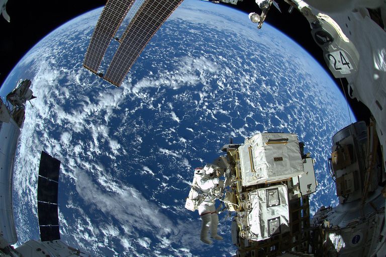 Астронавт НАСА Рейд Вайсман в открытом космосе у МКС Астронавт НАСА Рейд Вайсман в открытом космосе у МКС