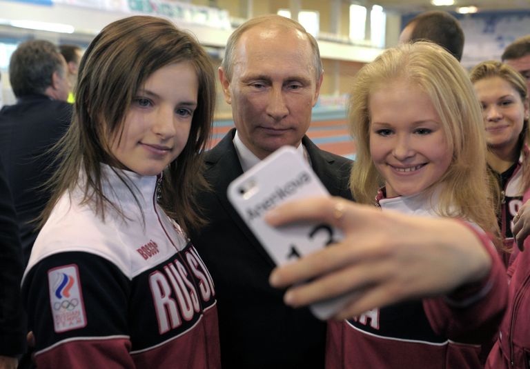 9 октября 2014. Президент России Владимир Путин фотографируется с победителями II Летних юношеских Олимпийских игр 2014 года в Нанкине 9 октября 2014. Президент России Владимир Путин фотографируется с победителями II Летних юношеских Олимпийских игр 2014 года в Нанкине