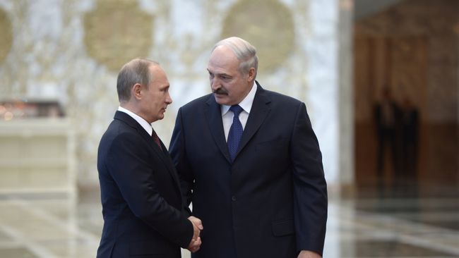 10 октября 2014. Президент России Владимир Путин и президент Белоруссии Александр Лукашенко во время встречи во Дворце Независимости в Минске. Архивное фото