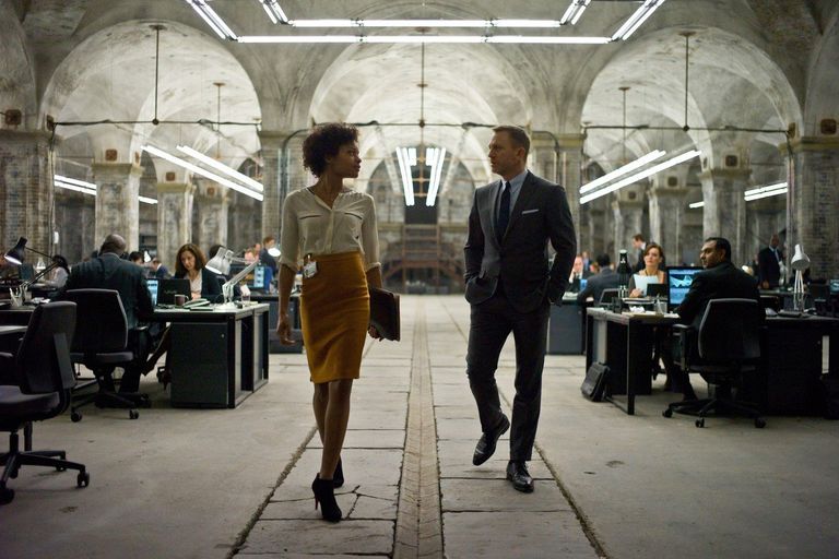 Дэниэл Крэйг и Наоми Харрис в фильме 007: Координаты Скайфолл Дэниэл Крэйг и Наоми Харрис в фильме 007: Координаты Скайфолл