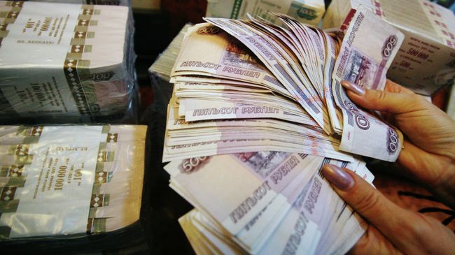 Рублевые купюры разного достоинства. Архивное фото