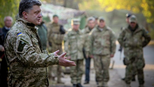 Президент Украины Петр Порошенко общается с военнослужащими украинской армии в Краматорске. Архивное фото Президент Украины Петр Порошенко общается с военнослужащими украинской армии в Краматорске. Архивное фото