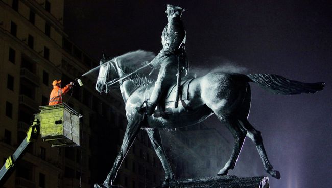 Мойка памятника маршалу Георгию Жукову. Архивное фото Мойка памятника маршалу Георгию Жукову. Архивное фото