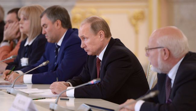 Президент России Владимир Путин на заседании Совета при президенте по развитию гражданского общества и правам человека. Архивное фото Президент России Владимир Путин на заседании Совета при президенте по развитию гражданского общества и правам человека. Архивное фото