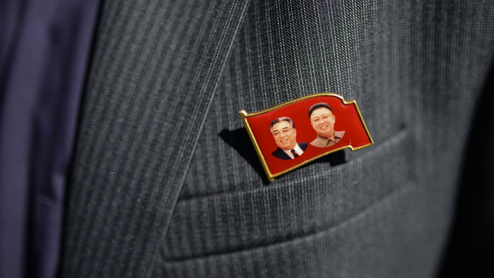 Значок с изображениями Ким Ир Сена и Ким Чен Ира на пиджаке члена корейской делегации Значок с изображениями Ким Ир Сена и Ким Чен Ира на пиджаке члена корейской делегации - РИА Новости, 1920, 16.02.2026