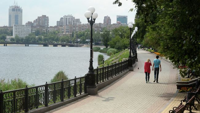 Жители Донецка на набережной в Донецке. Архивное фото