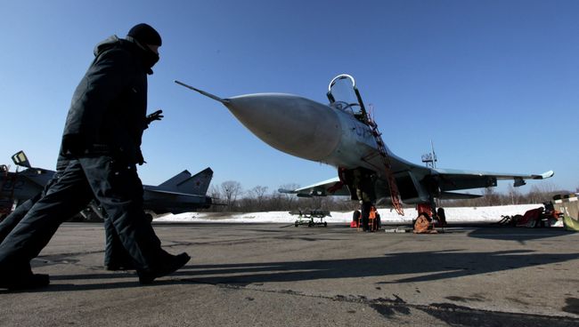 Истребители Су-27 на военном аэродроме. Архивное фото Истребители Су-27 на военном аэродроме. Архивное фото