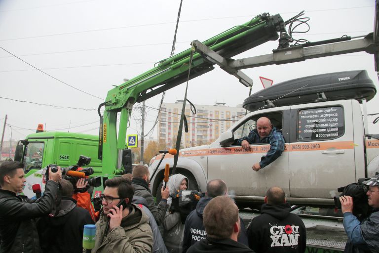 Водитель почти сутки сидит в машине, блокируя работу эвакуатора Водитель почти сутки сидит в машине, блокируя работу эвакуатора